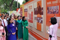 Triển lãm 'Chủ tịch Hồ Chí Minh - Tinh hoa dân tộc, tầm vóc thời đại' trưng bày gần 300 tư liệu quý