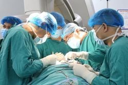 Chạy đua với thời gian cứu bé 14 tuổi bị vỡ tim sau tai nạn