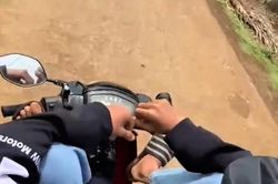 2 thanh niên đi xe máy bằng chân, đăng lên mạng xã hội khoe chiến tích cho vui
