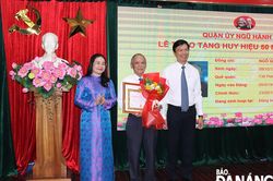Quận ủy Ngũ Hành Sơn trao Huy hiệu Đảng cho 74 đảng viên