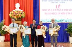 Bí thư Tỉnh ủy Lâm Đồng Y Thanh Hà Niê Kđăm dự Lễ trao Huy hiệu Đảng tại Đà Lạt