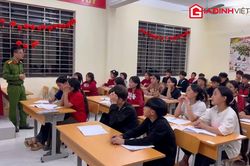 Lớp học tiếng Anh miễn phí của thiếu tá công an nơi bản làng Lai Châu