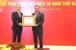 Chủ tịch UBND thành phố Hà Nội Trần Sỹ Thanh nhận Huy hiệu 30 năm tuổi Đảng