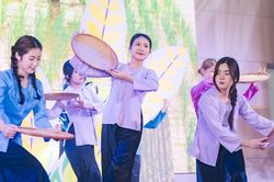 Sinh viên Hà Nội dựng vũ kịch 'Hạt gạo làng ta' khiến nhà thơ Trần Đăng Khoa bất ngờ