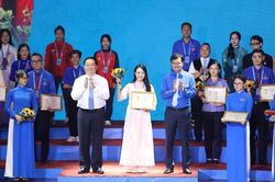 Xây dựng một lớp thanh niên 'vừa hồng vừa chuyên' của thời đại mới