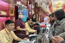 Giá vàng chiều ngày 17/5/2025: Giá vàng trong nước và vàng thế giới giảm mạnh xuống dưới 3200 USD