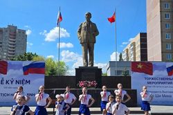 Lãnh đạo tỉnh Nghệ An dự kỷ niệm 135 năm ngày sinh Chủ tịch Hồ Chí Minh tại quê hương Lê-nin