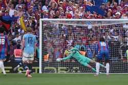Cựu thủ môn MU cản 11m thành công, giúp Crystal Palace thắng Man City để giành danh hiệu lịch sử sau 120 năm