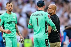 Guardiola xô xát với người hùng của Crystal Palace