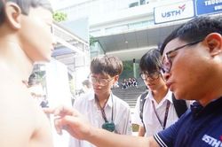 Học sinh Hà Nội hào hứng trải nghiệm 9 phòng thí nghiệm hiện đại tại Ngày hội Khoa học Công nghệ
