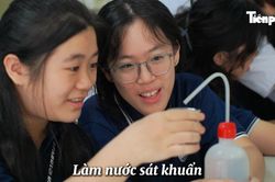Sĩ tử say mê thí nghiệm khoa học tại Ngày hội tuyển sinh khối các ngành Khoa học và Công nghệ
