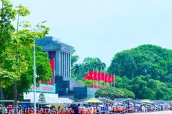 Hàng nghìn người dân xếp hàng dài, chờ vào Lăng viếng Chủ tịch Hồ Chí Minh