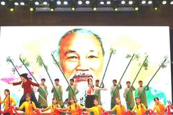 Những bông hoa nhỏ kể chuyện Bác Hồ
