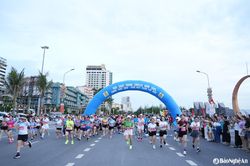 Sôi nổi giải chạy 'Chung bước chân, rạng ngời thành phố biển'