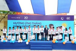 Trao tặng học bổng và quà cho học sinh Nghệ An