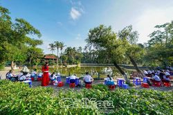 'Bác Hồ với thiếu nhi'
