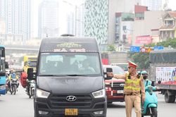 Cảnh sát mật phục ghi hình, nhiều tài xế xe khách xếp hàng chờ lập biên bản