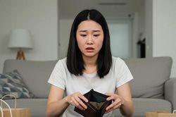 Quay cuồng trong cơn mua hàng khuyến mại, người phụ nữ suýt đánh mất những thứ quý giá trong gia đình