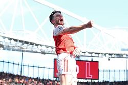 Raya xuất thần, Rice lập siêu phẩm, Arsenal thắng tối thiểu Newcastle
