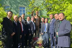 An vị tượng Chủ Tịch Hồ Chí Minh tại khuôn viên trường Đại học Quốc gia Saint Petersburg (Nga)