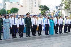 Đoàn đại biểu TPHCM dâng hương, dâng hoa Chủ tịch Hồ Chí Minh