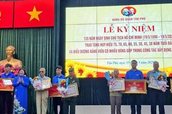 Quận Tân Phú trao Huy hiệu Đảng đến 174 đảng viên