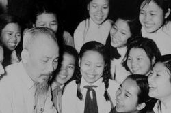 Soi mình trong tấm gương Bác Hồ