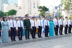TP HCM dâng hoa, dâng hương tưởng niệm Chủ tịch Hồ Chí Minh