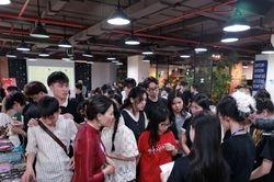 Sinh viên báo chí lan tỏa giá trị văn hóa qua triển lãm nghệ thuật thêu tay 'Họa sắc ngàn tơ'