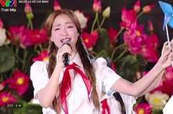 Ca sĩ Hòa Minzy xúc động hát về Bác tại Quảng trường Ba Đình