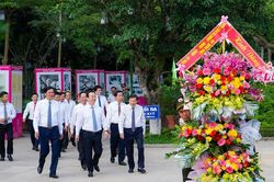 Lãnh đạo tỉnh Nghệ An dâng hoa, dâng hương tưởng niệm Chủ tịch Hồ Chí Minh