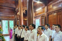Các cơ quan, đơn vị dâng hoa, dâng hương tưởng niệm Chủ tịch Hồ Chí Minh
