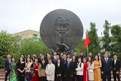 Đoàn công tác tỉnh Nghệ An dâng hoa tưởng niệm Chủ tịch Hồ Chí Minh tại Moskva, Liên bang Nga