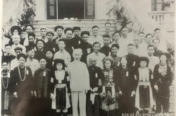Người phụ nữ dân tộc Dao gặp Bác