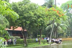 Thăm nhà sàn Bác Hồ