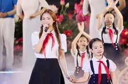 Hòa Minzy xúc động hát về Bác tại Quảng trường Ba Đình