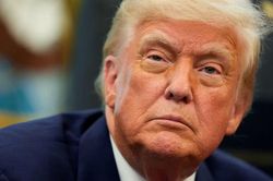 Tổng thống Mỹ Donald Trump đối mặt thách thức kép