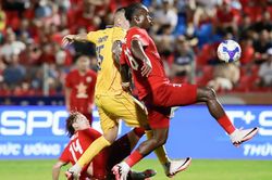 Cuộc đua trụ hạng V-League: 'Lũ' đổ về miền Trung
