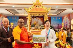 Tặng 10.000 bản in tranh 'Liên hoa tịnh cảnh' cho các đại biểu trong và ngoài nước tham dự Vesak 2025