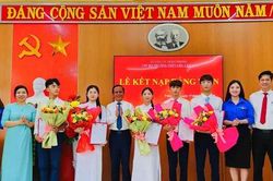 71 học sinh tuổi 18 ở Quảng Trị được kết nạp Đảng đúng dịp kỷ niệm ngày sinh Bác Hồ