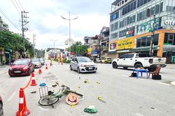 Va chạm giữa ô tô và xe đạp khiến một phụ nữ bị thương