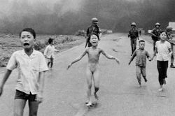 Luật sư và hãng AP sẽ bảo vệ quyền lợi tác giả bức ảnh 'Em bé Napalm'