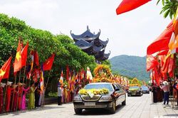 Ninh Bình: Hàng nghìn phật tử cung rước xá lợi Đức Phật về chùa Bái Đính