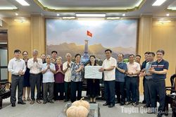 Đoàn cán bộ nguyên lãnh đạo tỉnh Tuyên Quang thăm và tặng quà các huyện biên giới tỉnh Hà Giang