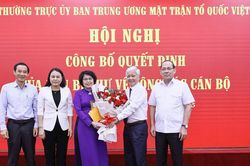 Trao quyết định nghỉ hưu trước tuổi đối với bà Tô Thị Bích Châu