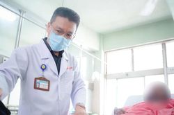 Trực thăng đưa nạn nhân vụ cháy giàn khoan Sông Đốc vào TPHCM cấp cứu