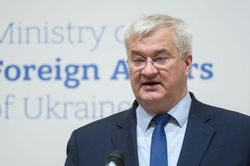 Ukraine kêu gọi G7 giảm một nửa trần giá dầu Nga