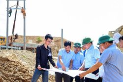 Phó Chủ tịch UBND tỉnh Nghệ An Phùng Thành Vinh kiểm tra các dự án trên địa bàn huyện Kỳ Sơn