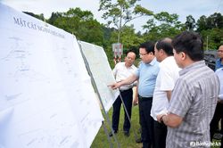 Phó Chủ tịch UBND tỉnh Phùng Thành Vinh kiểm tra dự án tại huyện Con Cuông