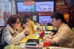 Giá vàng chiều nay 22/5/2025: Giá vàng trong nước và thế giới quay đầu giảm mạnh so với sáng nay